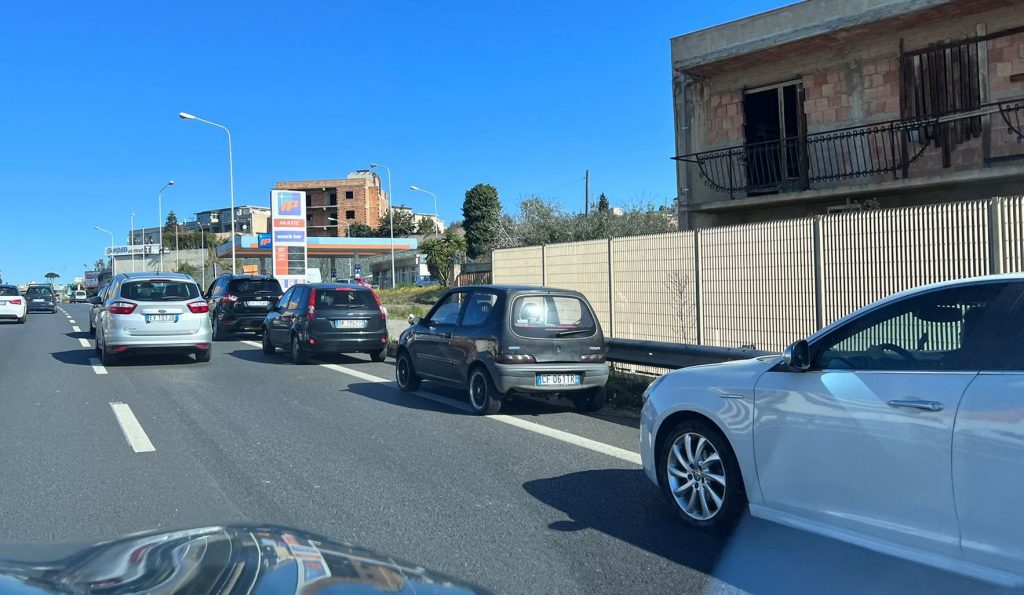 reggio calabria code carburanti 25 febbraio 2022