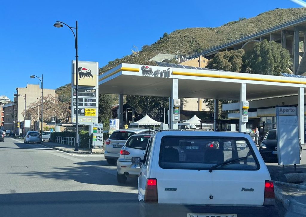 reggio calabria code carburanti 25 febbraio 2022