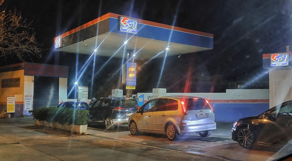 reggio calabria file carburante