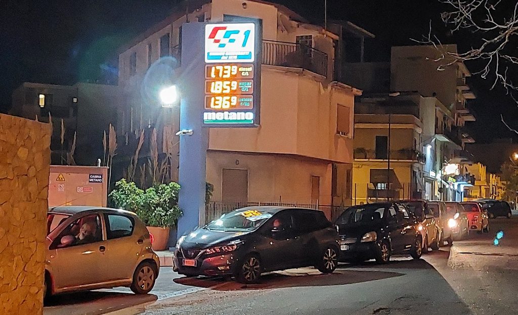 reggio calabria file carburante