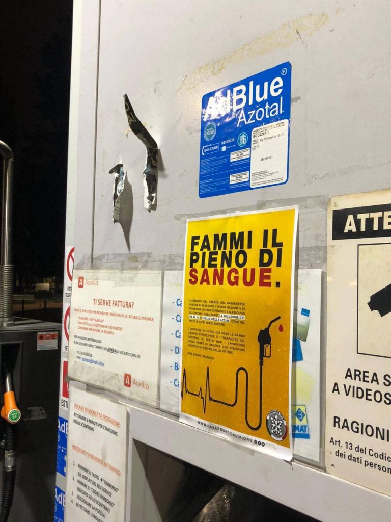 Protesta CasaPund distributore benzina milano