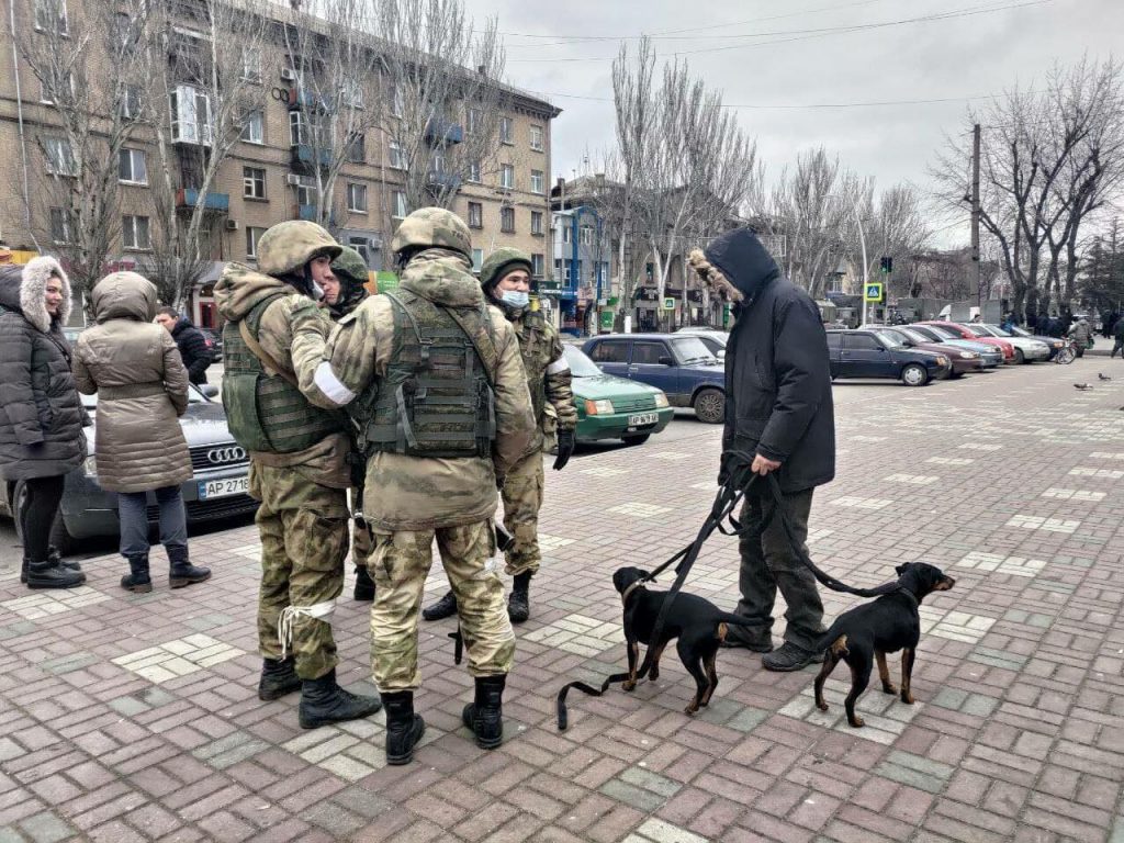 Soldati russi forniscono aiuti e cibo agli ucraini a Melitopol (6)