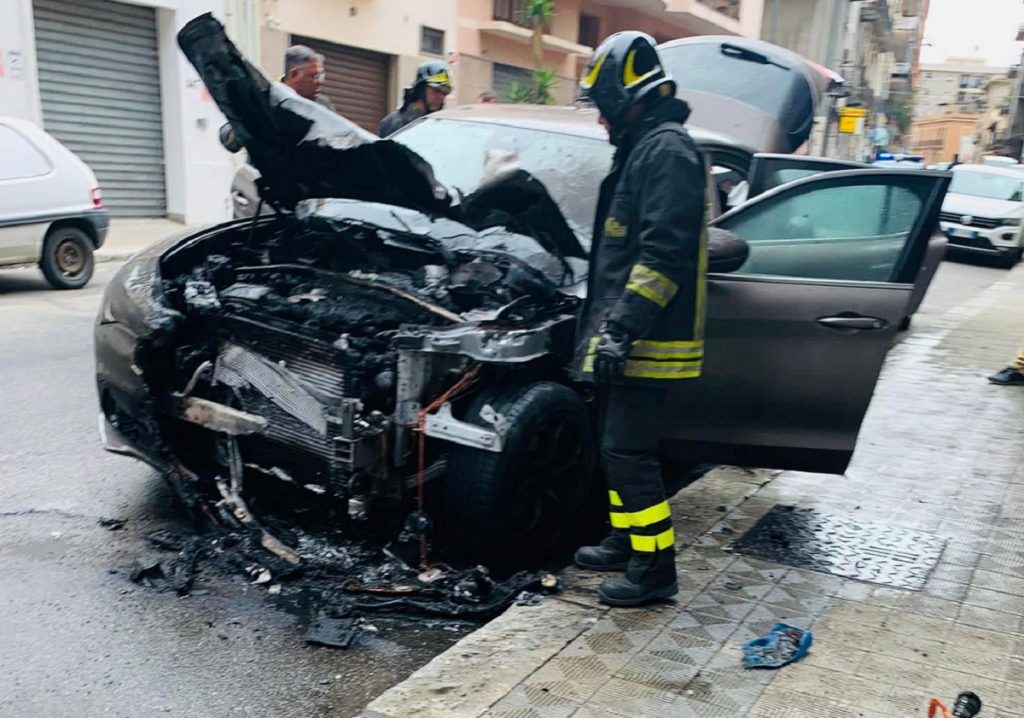 auto in fiamme