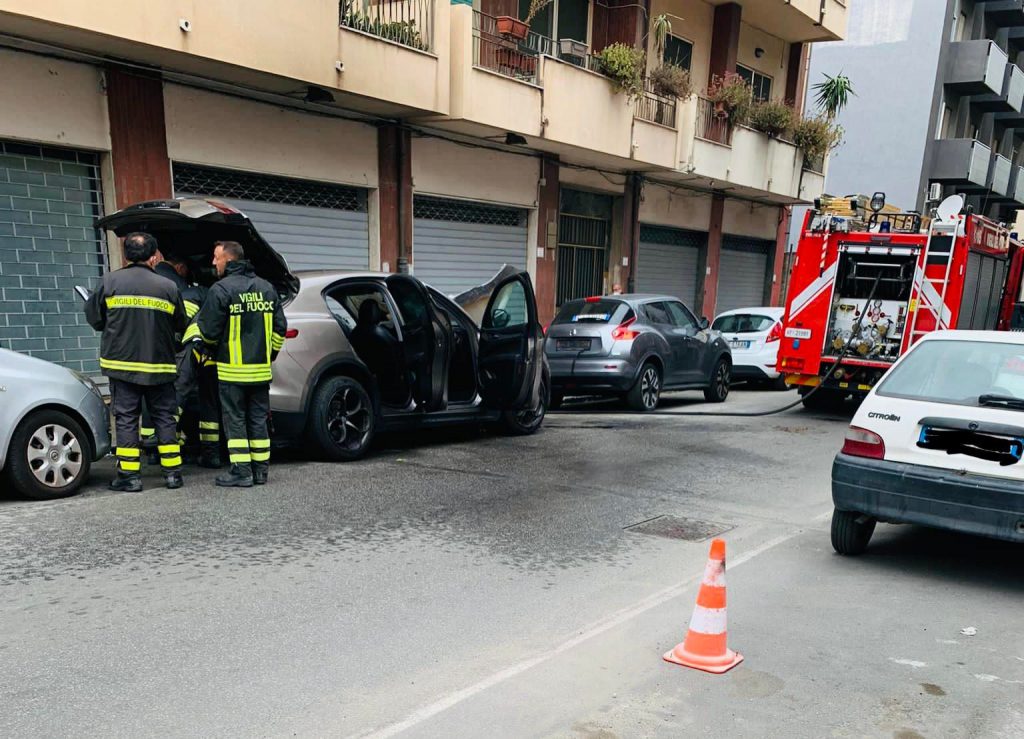 auto in fiamme