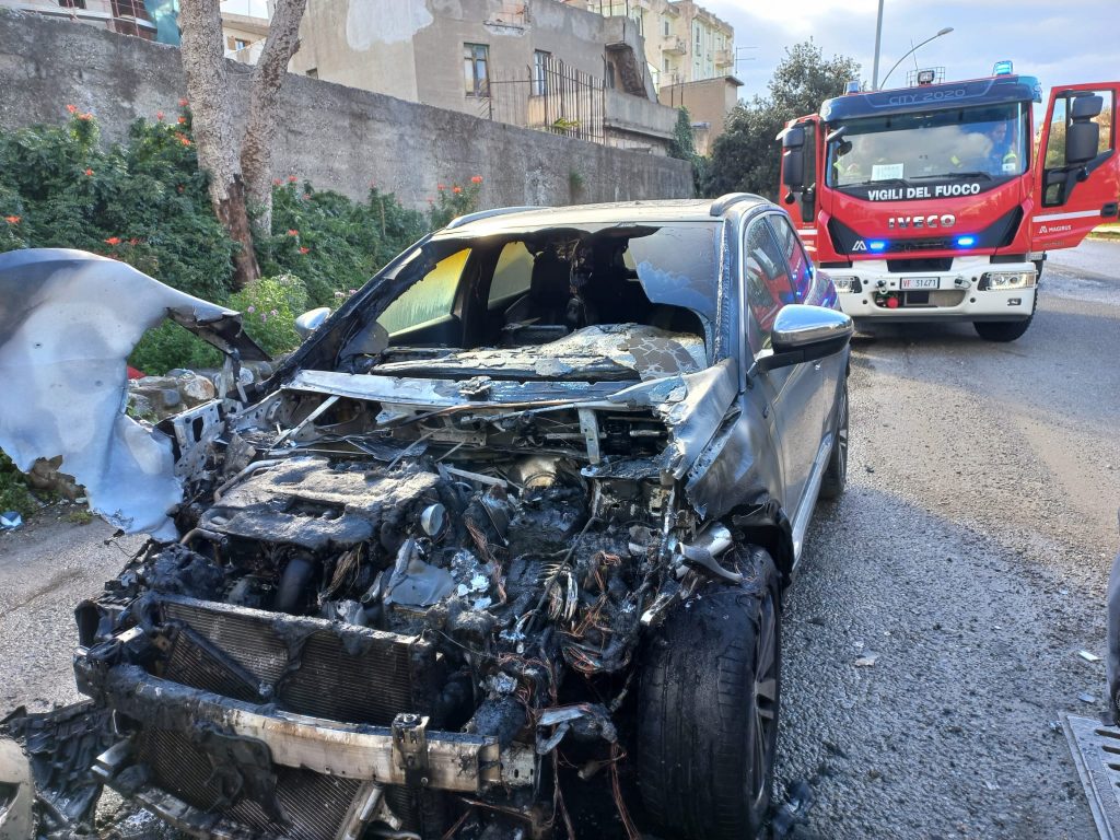 Reggio Calabria Auto Prende Fuoco All Improvviso Sulle Bretelle Conducente Salvato Da Eroico