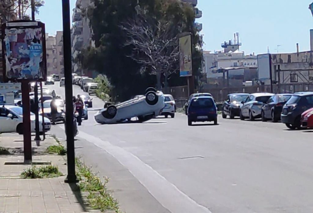 auto ribaltata in via nazionale pentimele reggio calabria