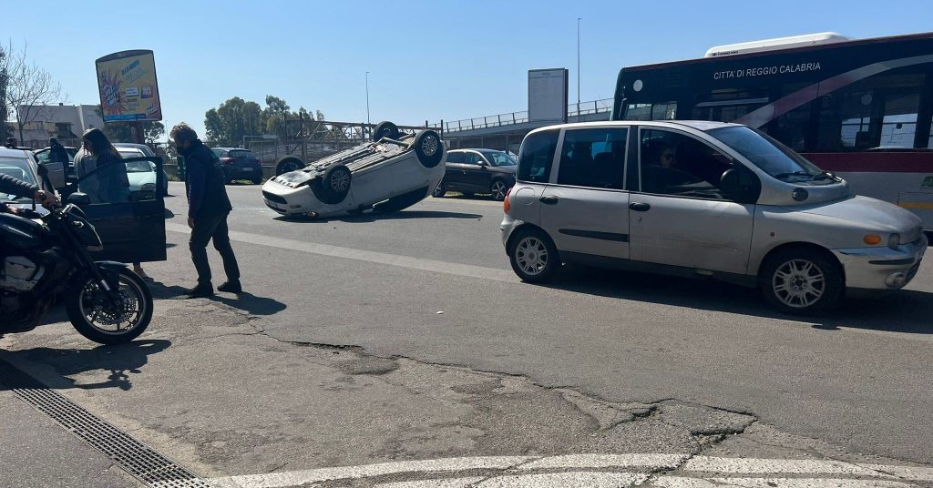 auto ribaltata in via nazionale pentimele reggio calabria