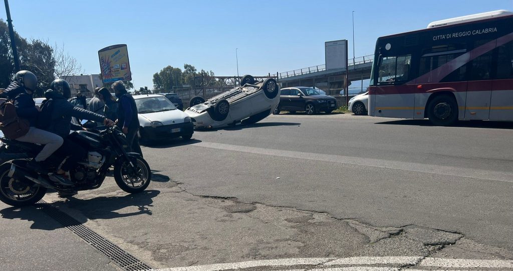 auto ribaltata in via nazionale pentimele reggio calabria