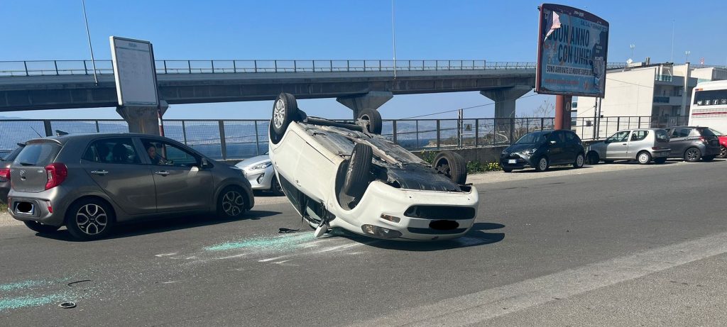 auto ribaltata in via nazionale pentimele reggio calabria