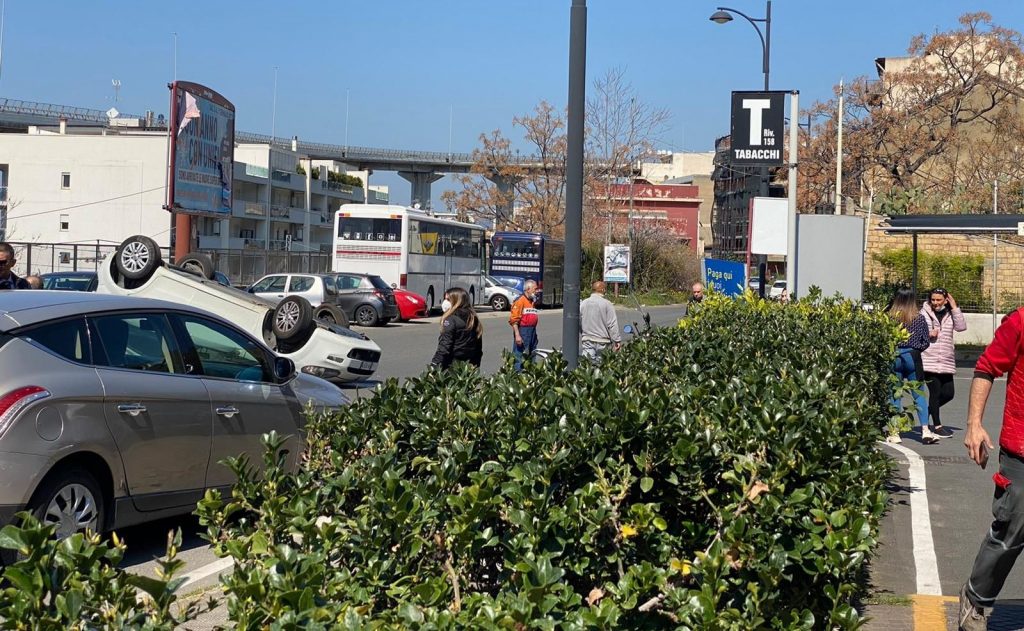 auto ribaltata in via nazionale pentimele reggio calabria