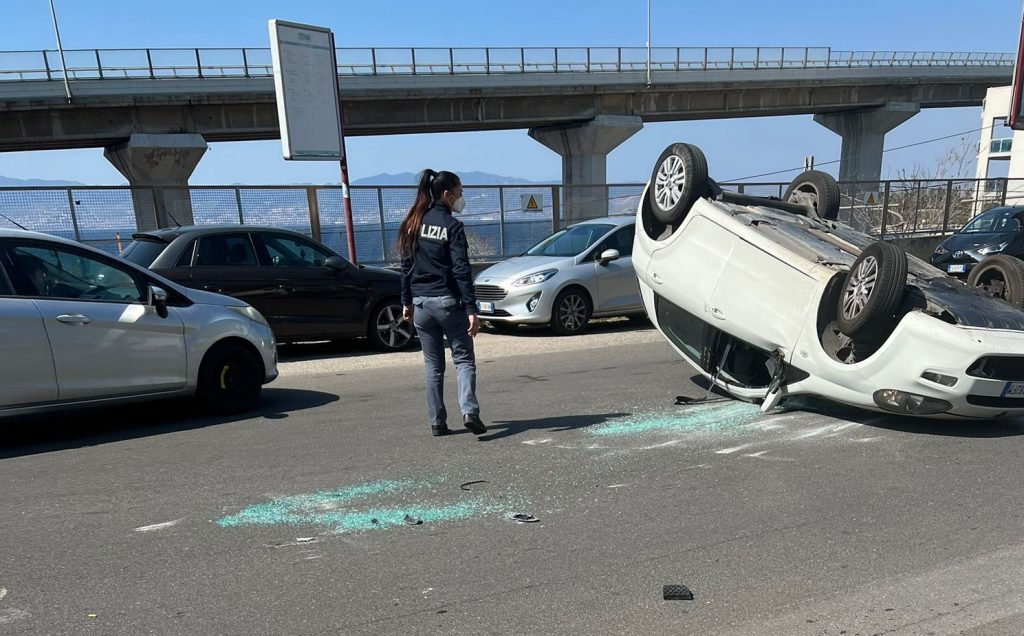 auto ribaltata in via nazionale pentimele reggio calabria