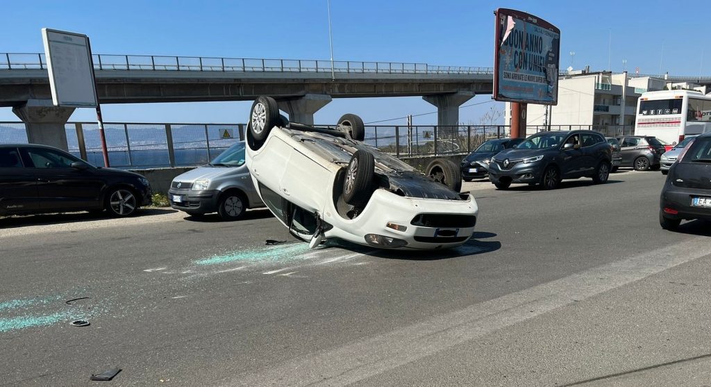 auto ribaltata in via nazionale pentimele reggio calabria