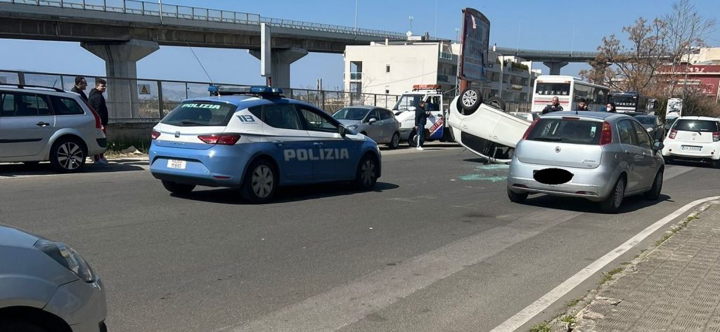 incidente auto ribaltata via nazionale pentimele