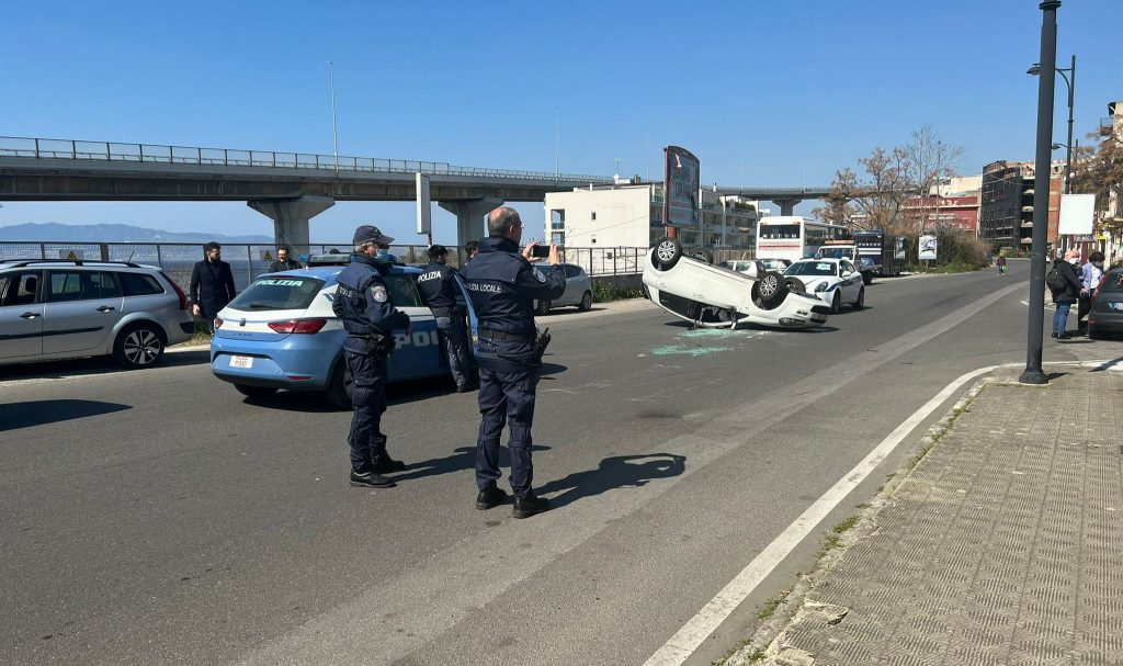 incidente auto ribaltata via nazionale pentimele