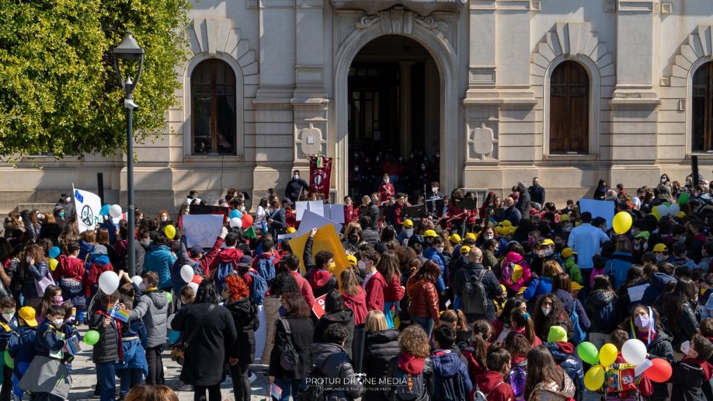 passeggiata per la pace piazza italia reggio calabria