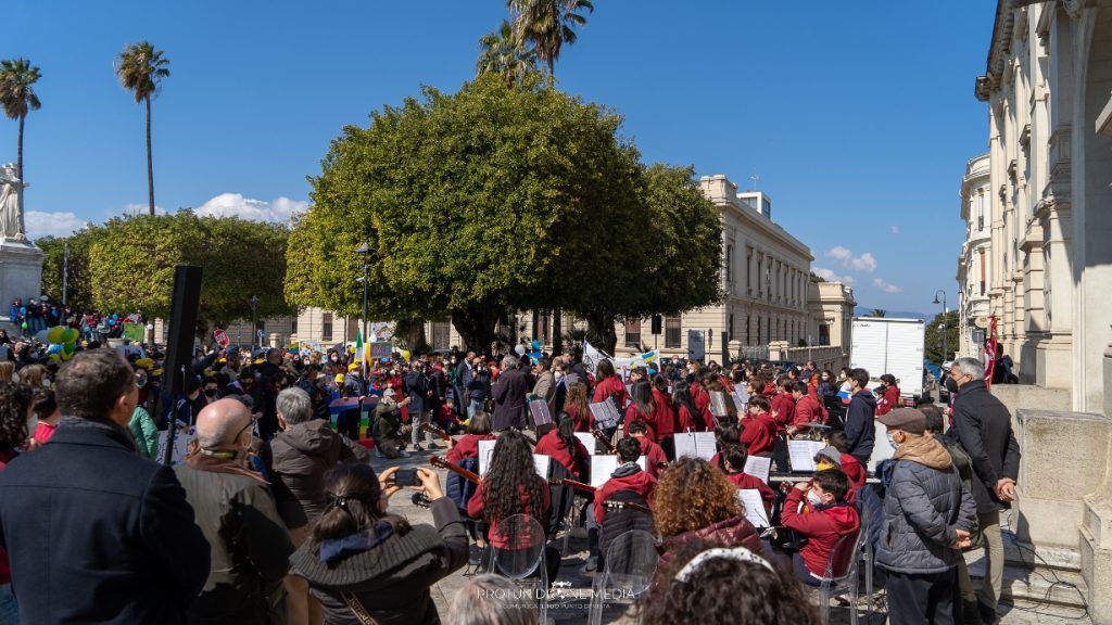 passeggiata per la pace piazza italia reggio calabria