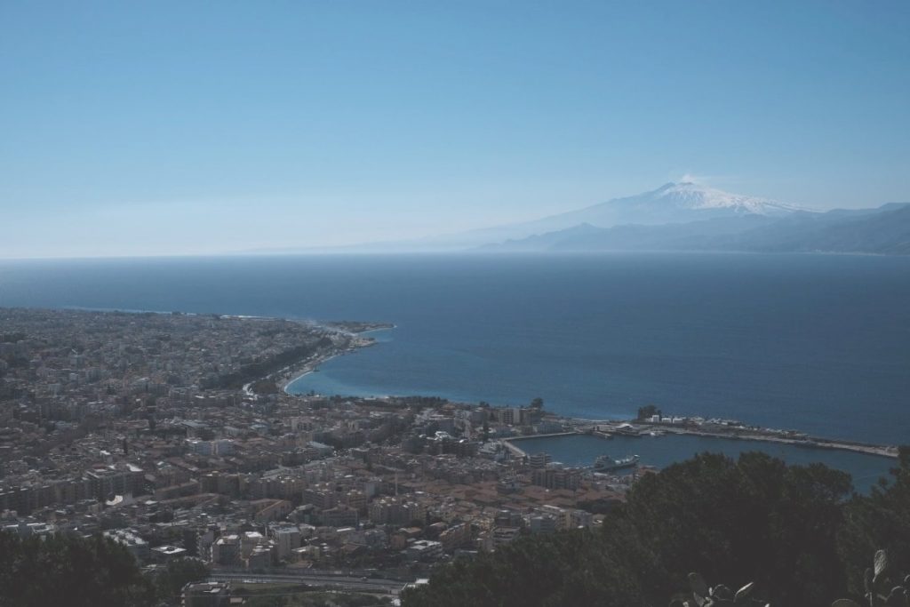 reggio calabria dall'alto e vista sull'etna