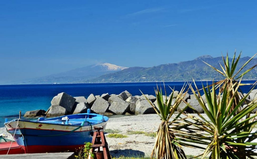 spiaggia gallico giornata di sole in riva allo stretto