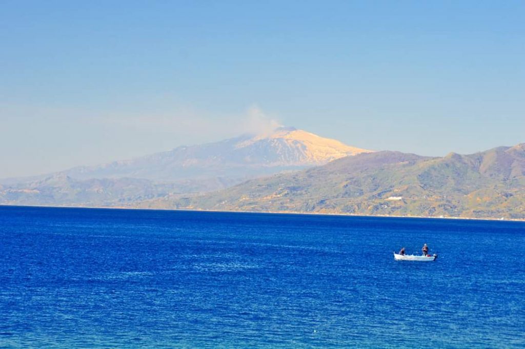 spiaggia gallico giornata di sole in riva allo stretto