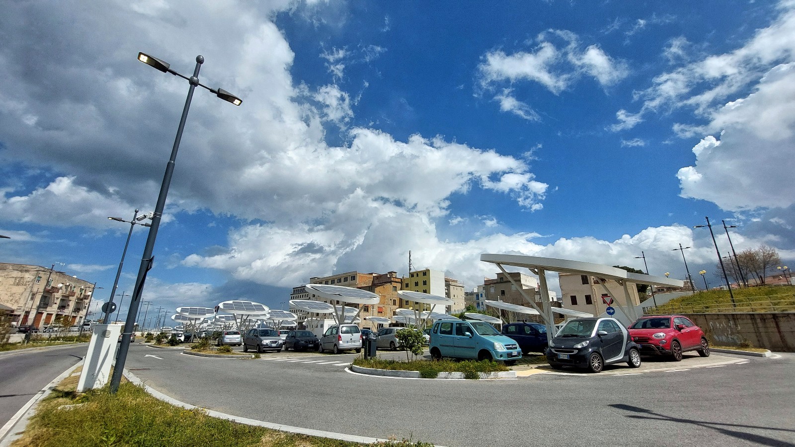 lampioni accesi di giorno al waterfront