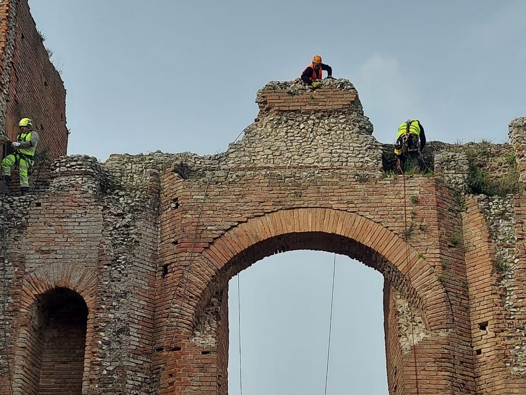 pulizia teatro antico taormina