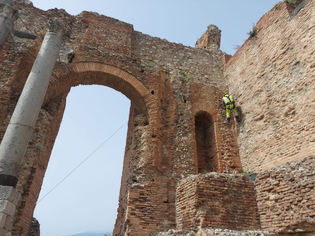 pulizia teatro antico taormina