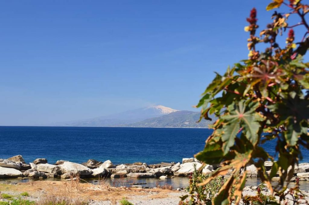 spiaggia gallico giornata di sole in riva allo stretto