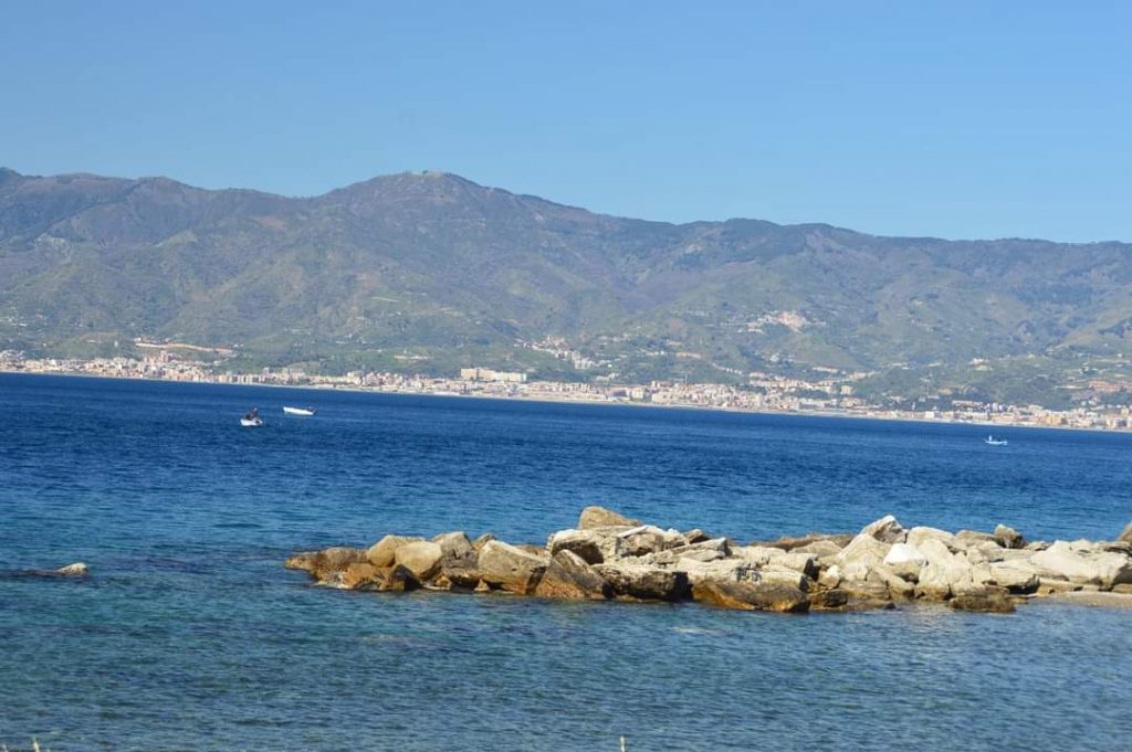 spiaggia gallico giornata di sole in riva allo stretto