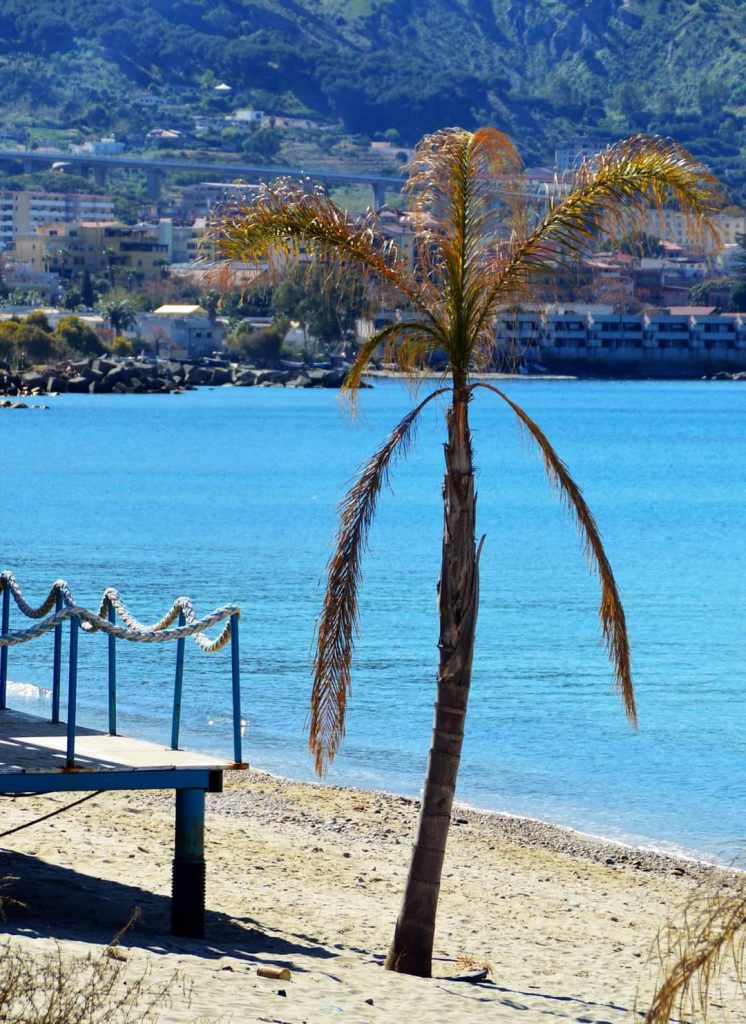 spiaggia gallico giornata di sole in riva allo stretto