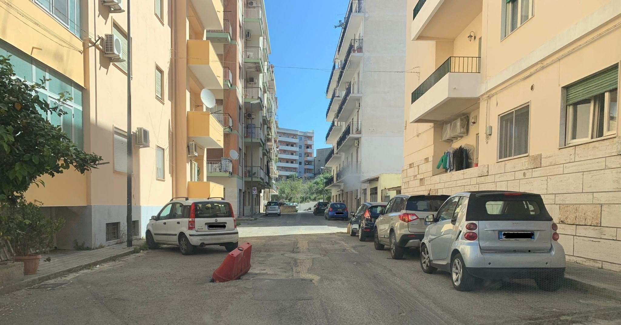 Buca coperta con barriera in plastica a Reggio Calabria