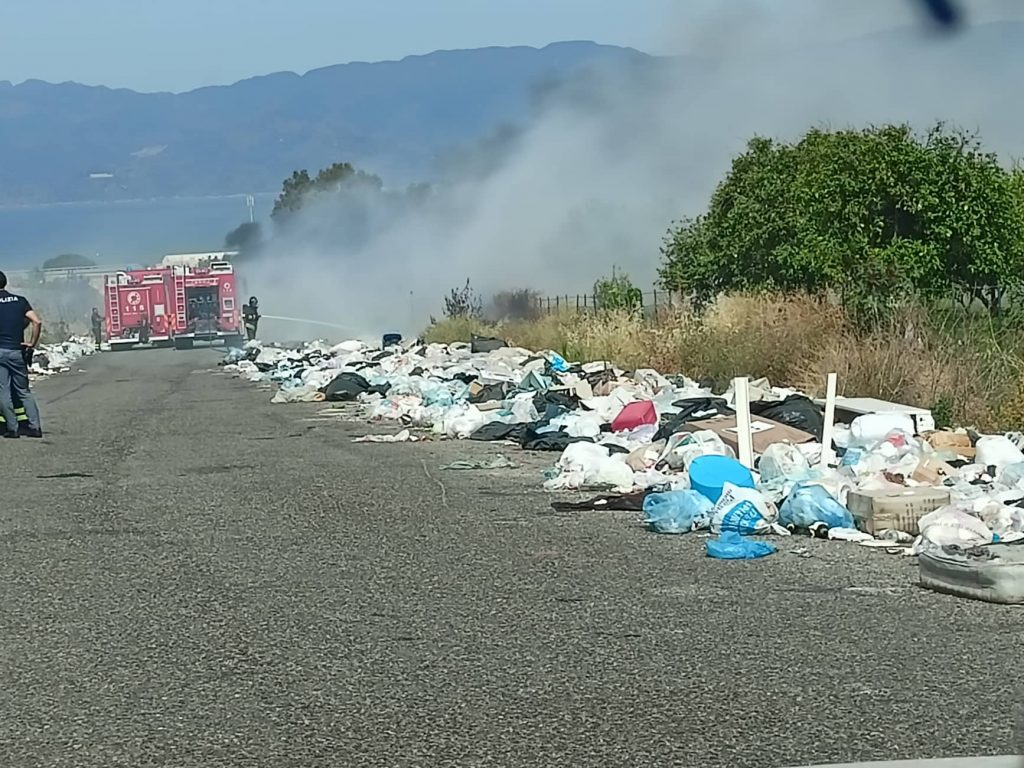 Incendio rifiuti San Gregorio Reggio Calabria