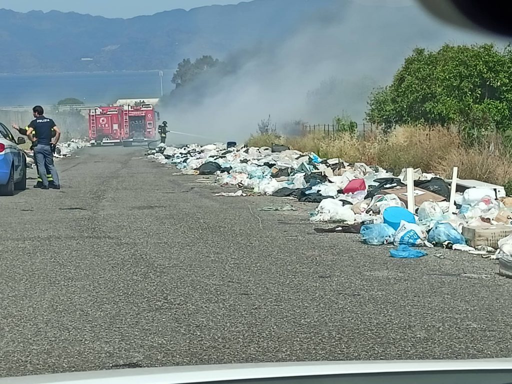 Incendio rifiuti San Gregorio Reggio Calabria