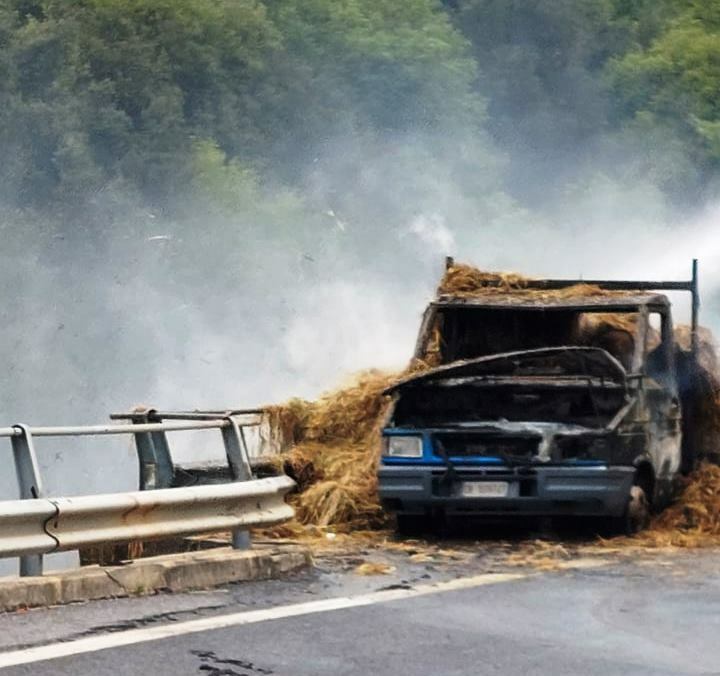 autocarro in fiamme jonio tirreno (1)