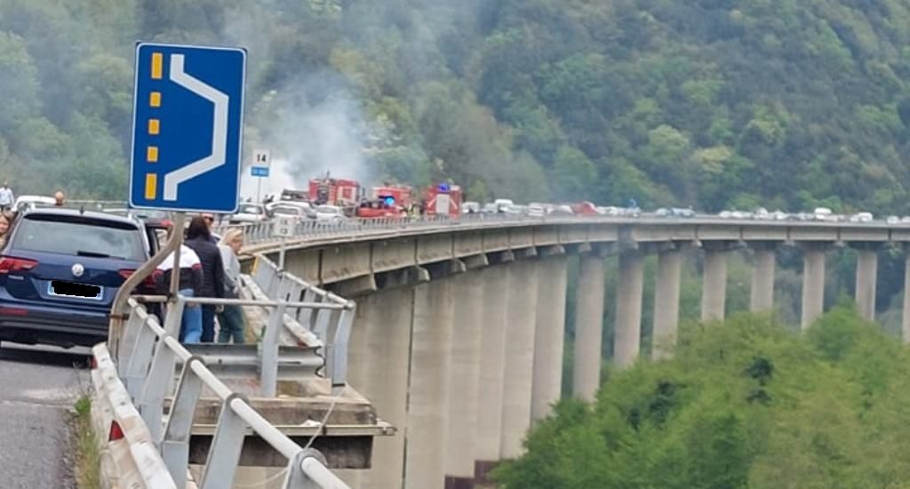 autocarro in fiamme jonio tirreno