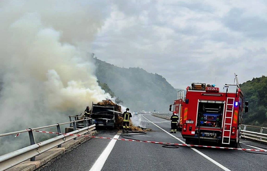 autocarro in fiamme jonio tirreno