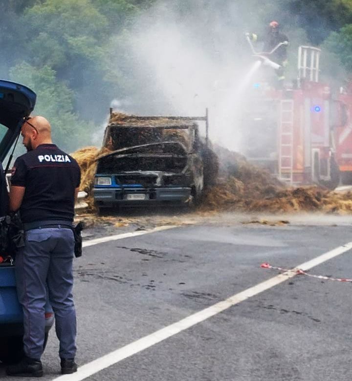 autocarro in fiamme jonio tirreno (1)