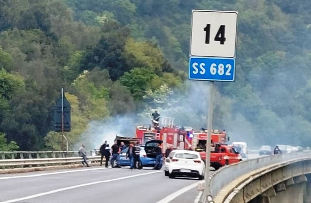 autocarro in fiamme jonio tirreno