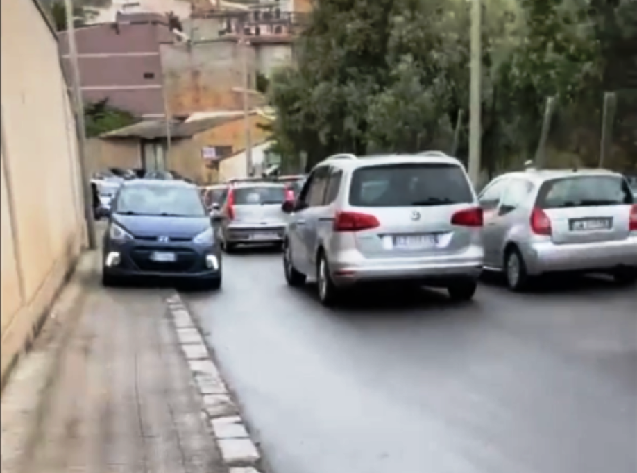 caos cimitero auto marciapiede