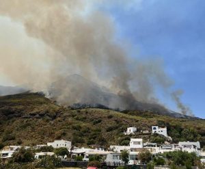 Incendio a Stromboli durante le riprese della fiction su protezione civile