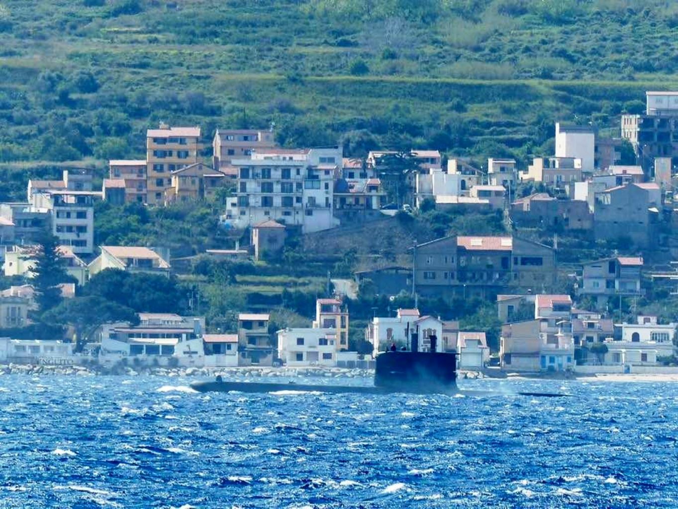 sottomarino nello Stretto di Messina