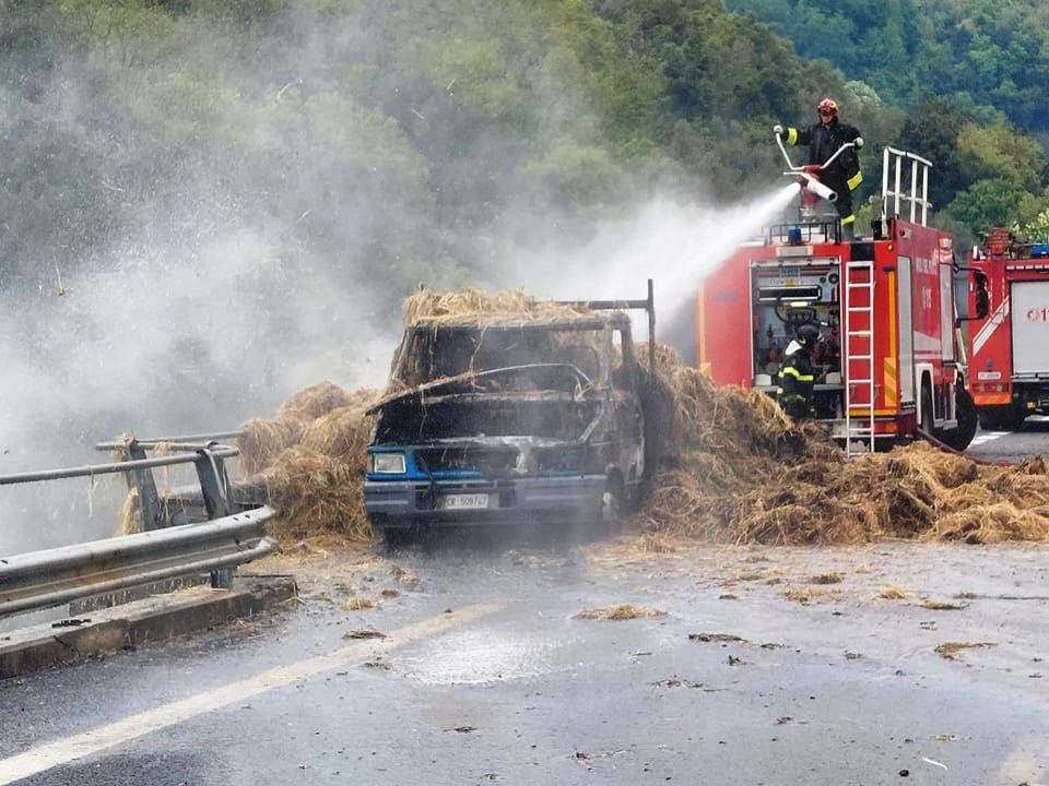 vigili del fuoco incendio autocarro jonio tirreno