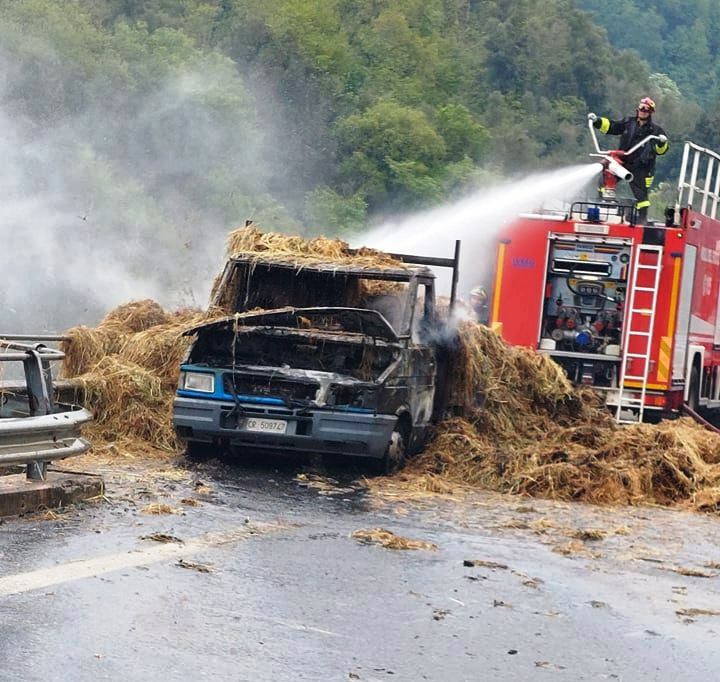 vigili del fuoco incendio autocarro jonio tirreno