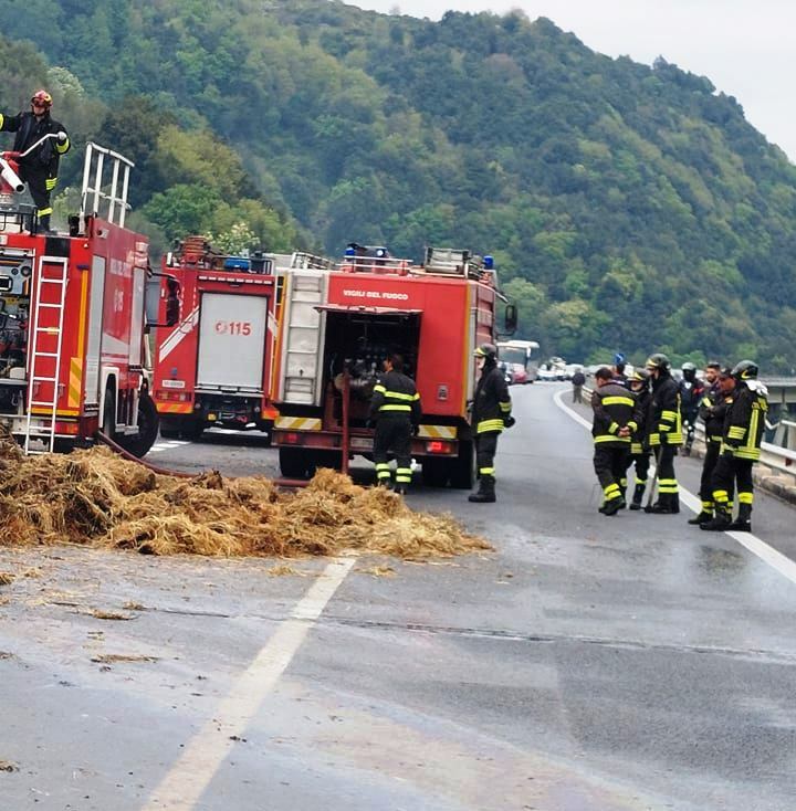 vigili del fuoco incendio autocarro jonio tirreno