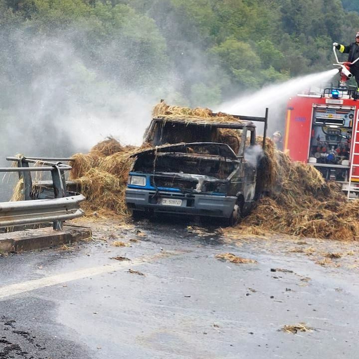 vigili del fuoco incendio autocarro jonio tirreno