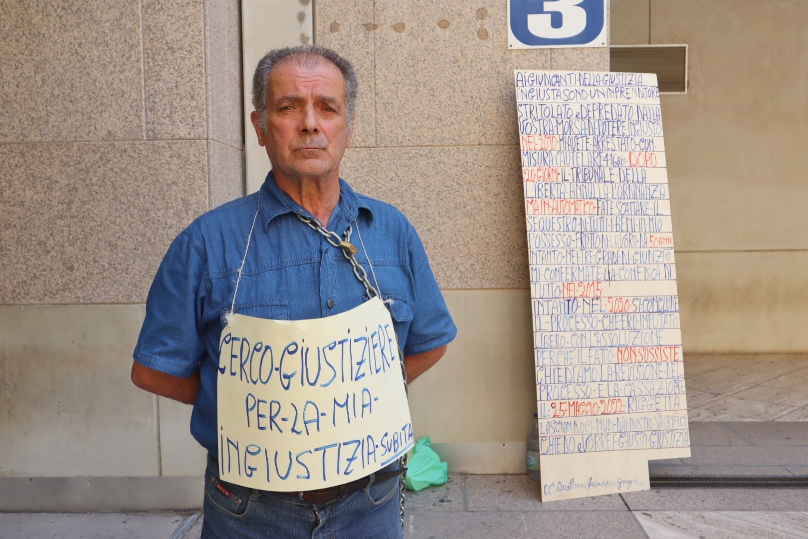 Imprenditore Quattrone si incatena Reggio Calabria