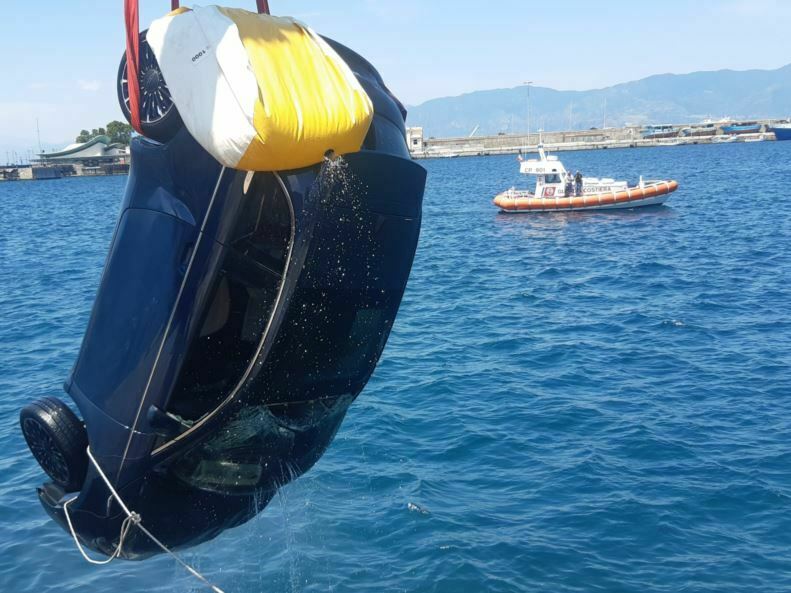 auto cade in mare al porto di reggio