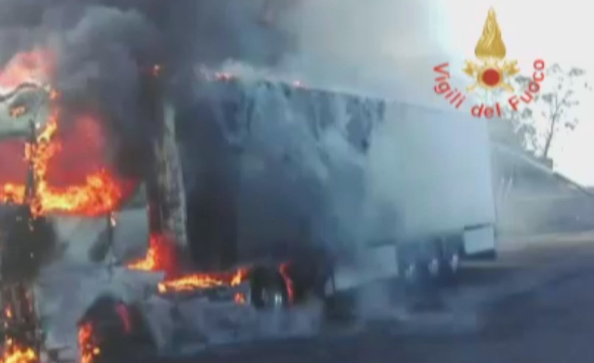 camion fiamme autostrada