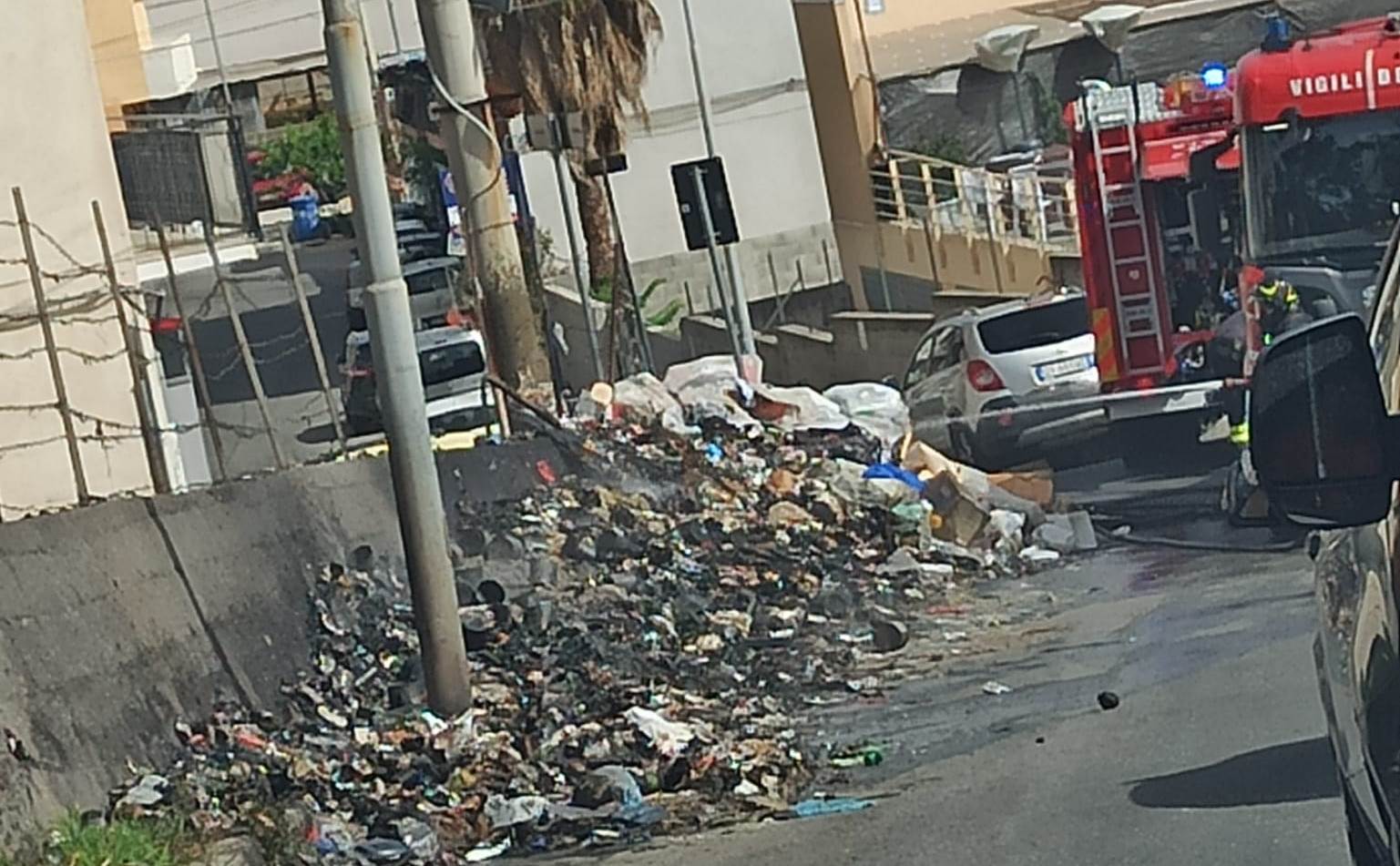 incendio rifiuti contrada gagliardi reggio calabria