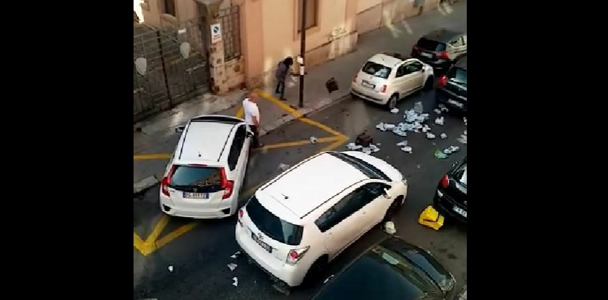 ragazzo di colore rifiuti in strada