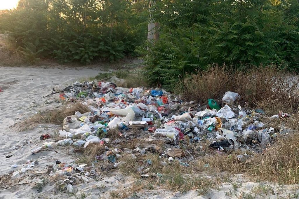 spazzatura spiaggia gallico